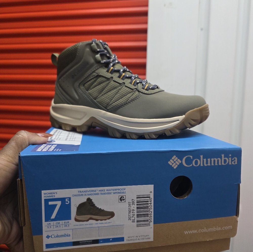Hiking ShoesWomen's Transverse™ Hike Waterproof Shoe